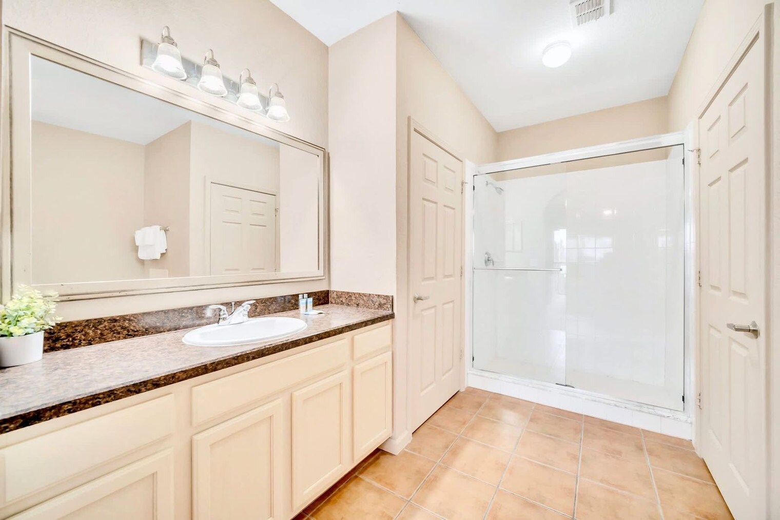 Building Photo - 14200 Avalon Rd