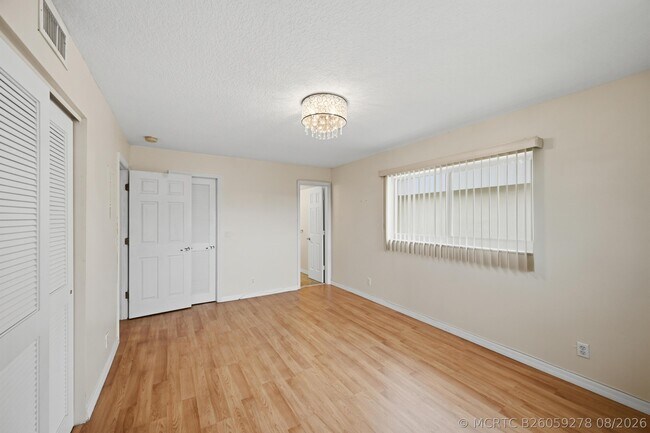 Building Photo - 130 NE 26th Ave