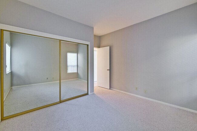 Building Photo - 1108 Shoreline Dr