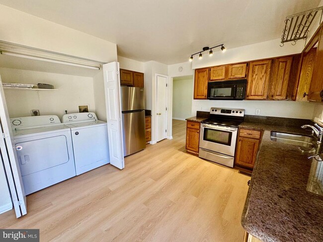 Building Photo - 1193 Maple Ave