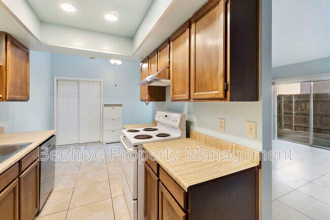 Building Photo - 629 N Mesa Dr