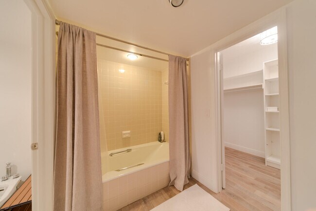 Building Photo - 11397 Pond View Dr