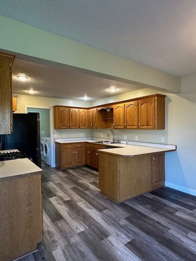 Building Photo - Spacious 4 Bedroom Duplex Located In Ozark!
