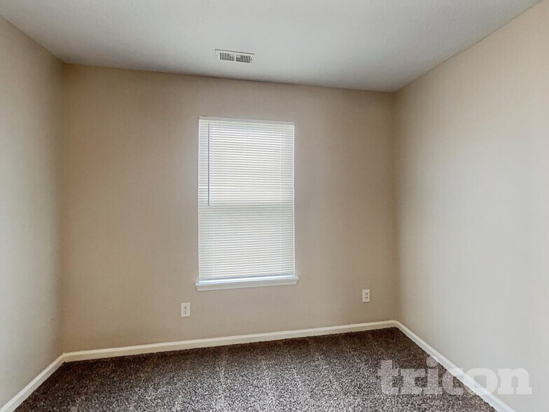 Building Photo - 501 Foliage Ln