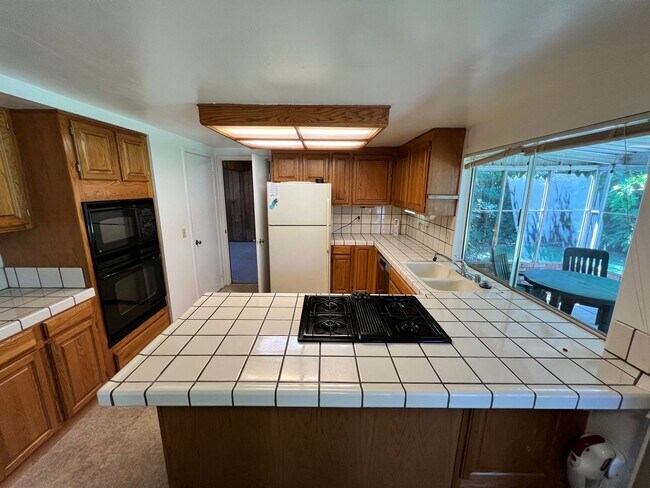 Building Photo - Spacious Home in Wonderful Davis Neighborhood!