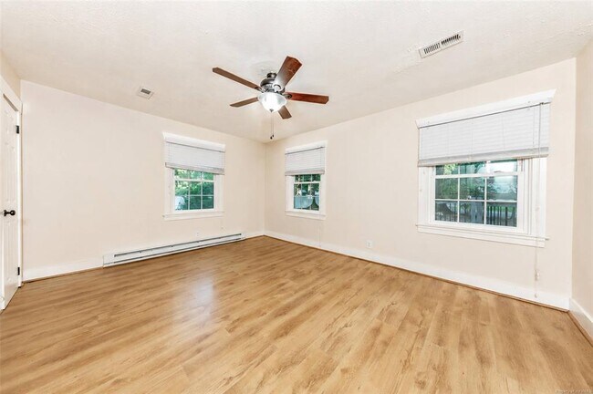 Building Photo - 104 Schenck Dr