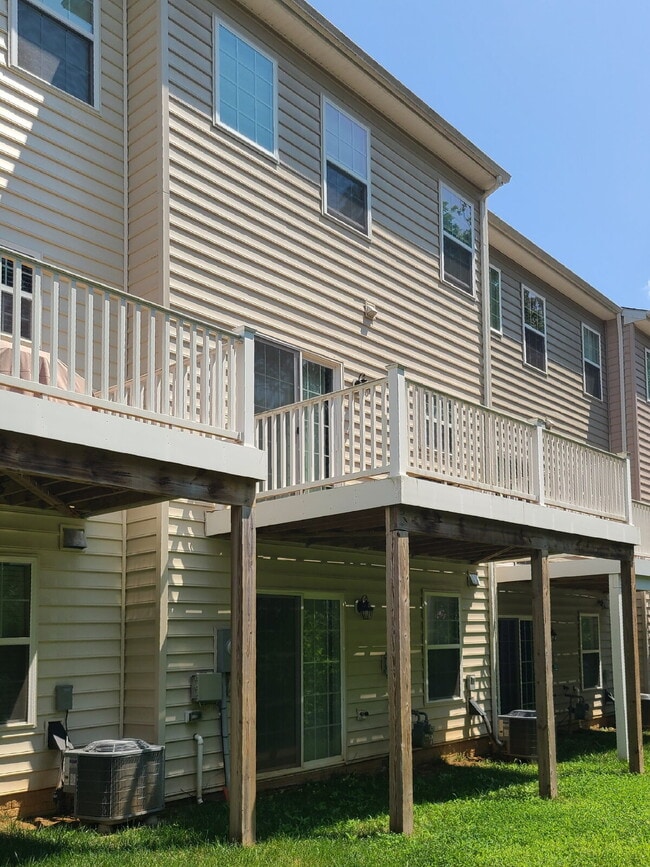 Building Photo - 3-Story Townhouse with Attached Garage in ...