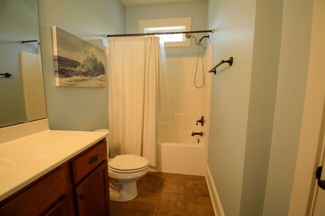 Building Photo - Cozy 3 Bedroom, 2 Bath, Fenced in Backyard in the Neighborhoods of Holly Ridge