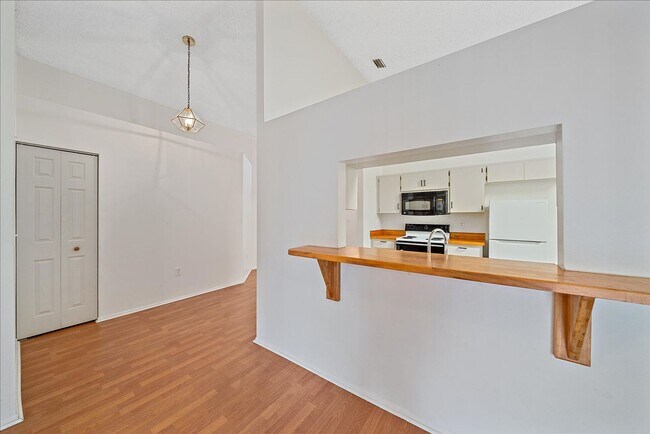 Building Photo - Annual 3 bed 2 bath house with a garage av...