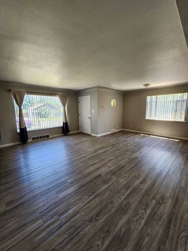 Building Photo - Long Realty & Property Management - Spacious Lakewood Ranch on Oversized Lot Near Light Rail