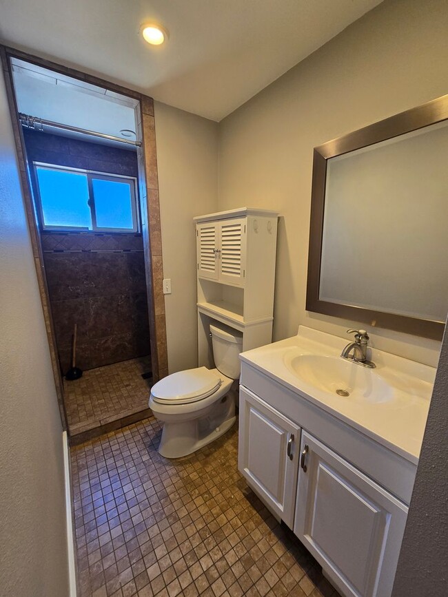 Building Photo - Beautiful Shoreline Home with Extra Outdoo...