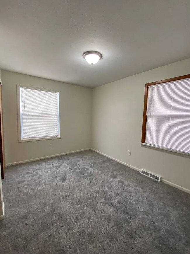 Building Photo - 2-Bedroom Remodeled Unit across from Lake Erie