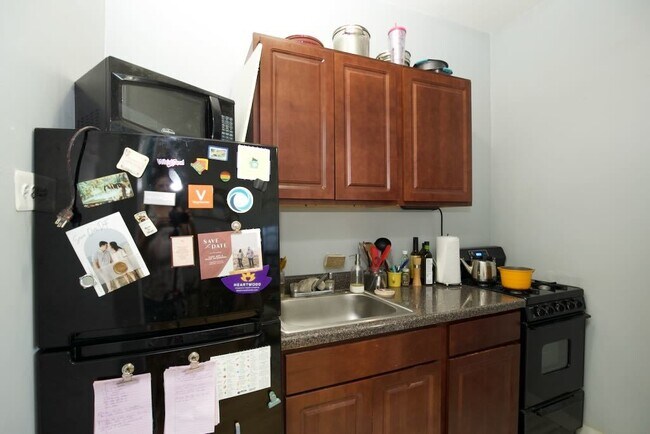 Building Photo - 6930 N Greenview Ave