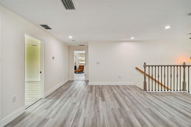Building Photo - 4910 W San Miguel St