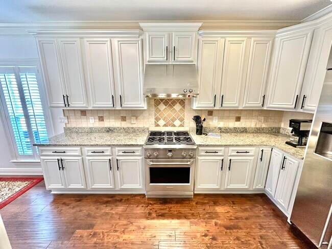 Building Photo - 206 E Pinehurst Dr