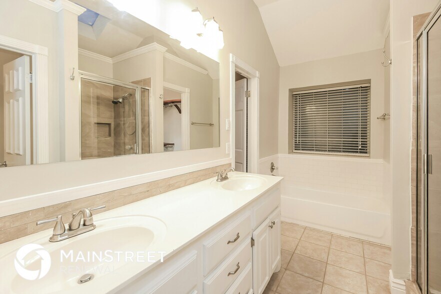 Building Photo - 701 Hawks Landing
