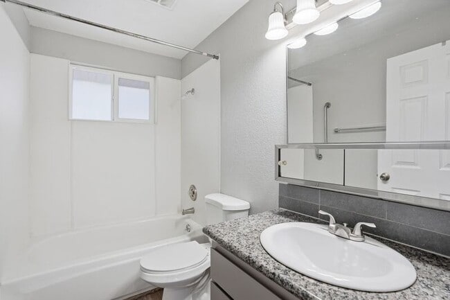 Building Photo - 1334 W Garland Ave