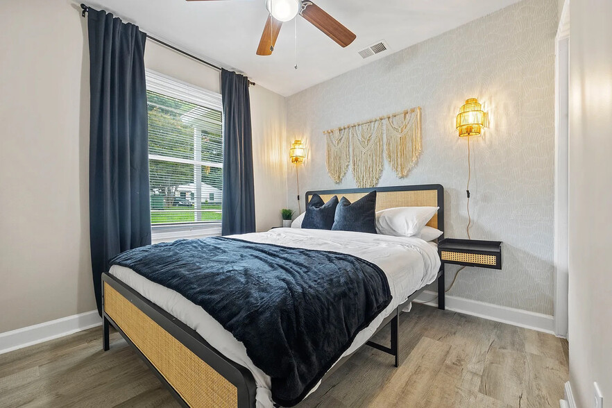 Building Photo - Room in House on Ayrshire Cir NW