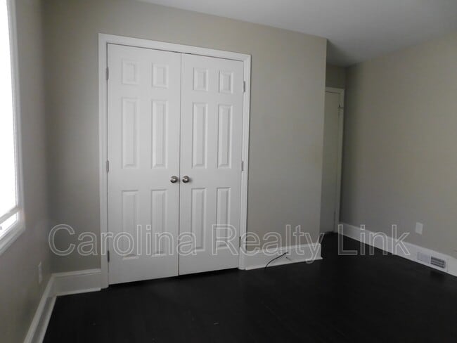 Building Photo - 411 Gray Dr