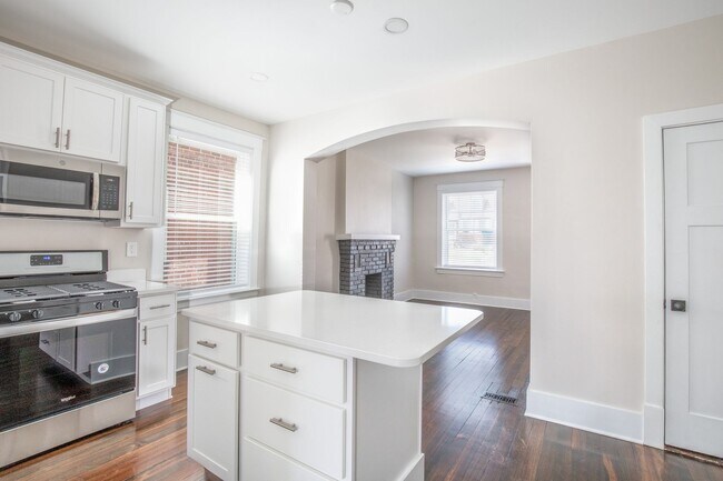 Building Photo - Charming Renovation in the HEART of DOGTOWN!