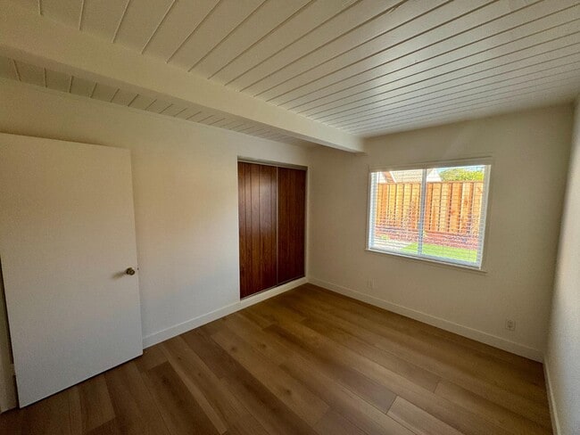 Building Photo - 554 Maple Ave