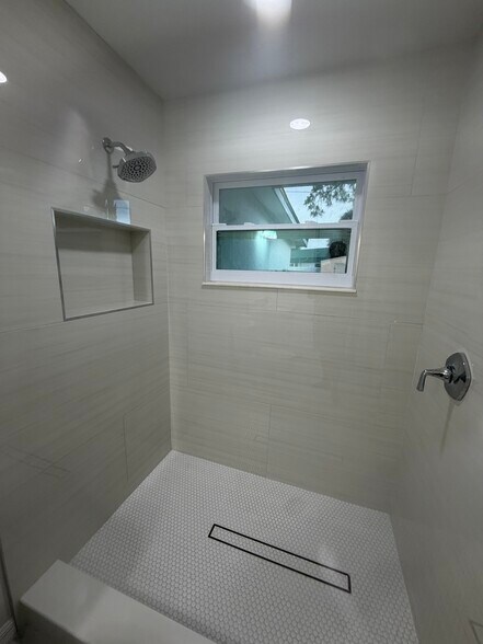 Building Photo - 2319 Stratford Dr