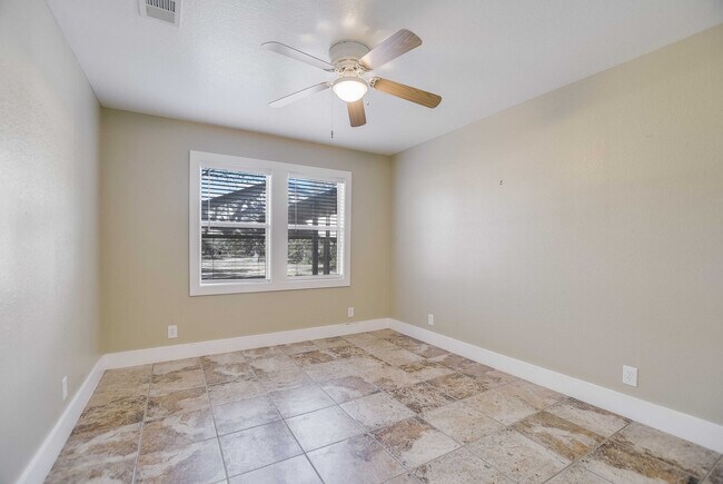 Building Photo - 441 Leaning Oak Trail