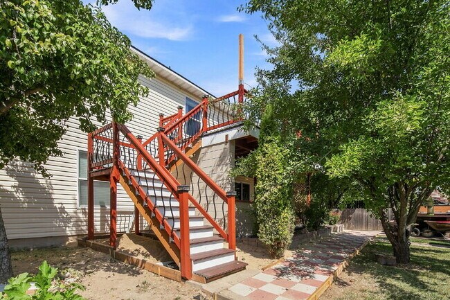 Building Photo - 1012 N Jullion Ave