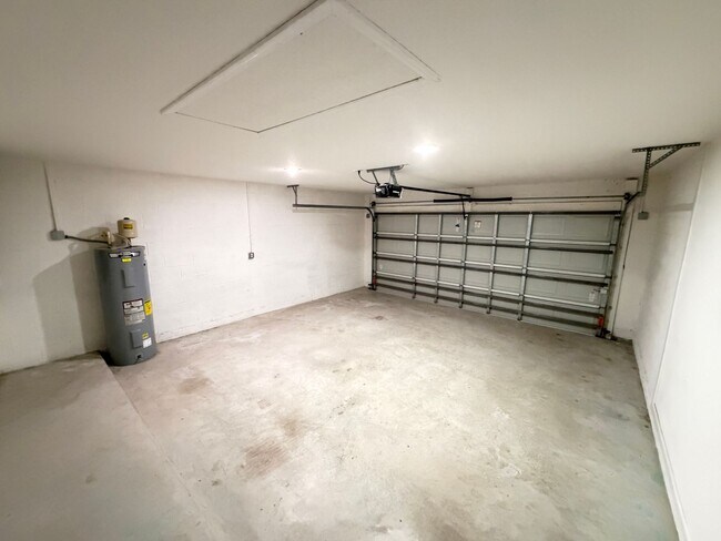Building Photo - 867 Glencove Ave NW