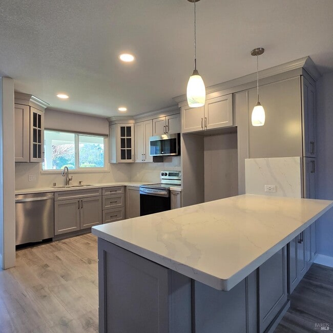 Building Photo - 121 Sequoia Dr