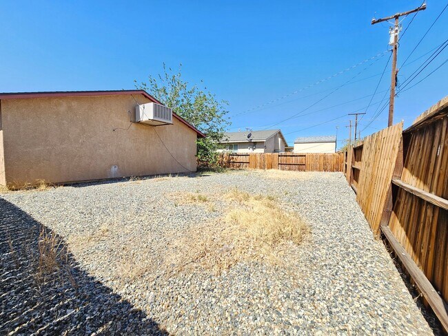 Building Photo - Cozy 3 bed 2 bath