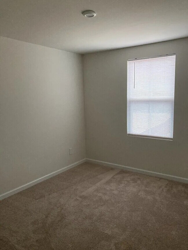 Building Photo - 5 Bedrooms 2.5 Bedrooms