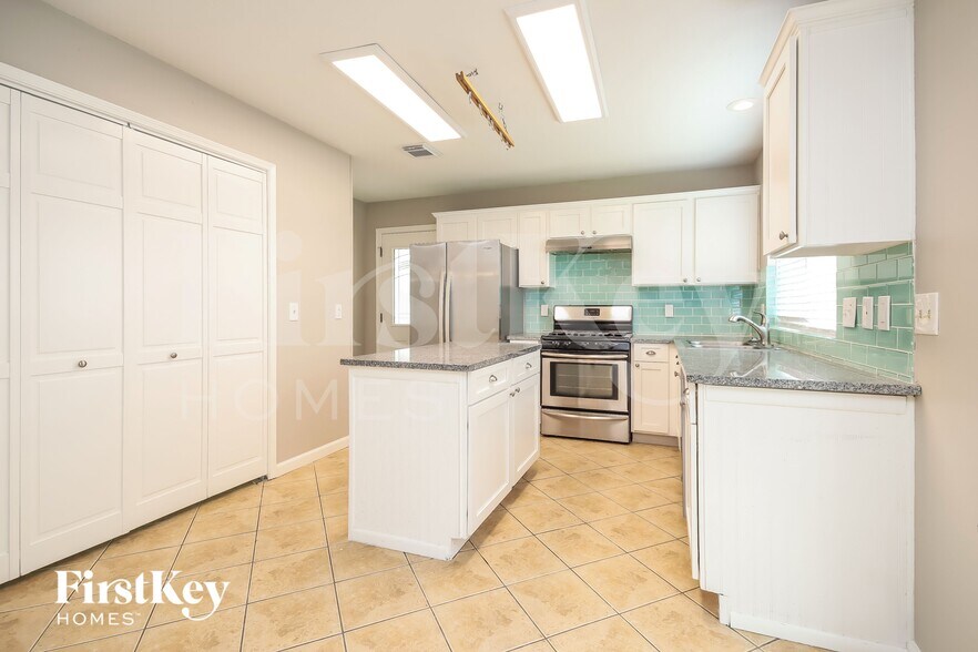 Building Photo - 4004 Ashwood Dr