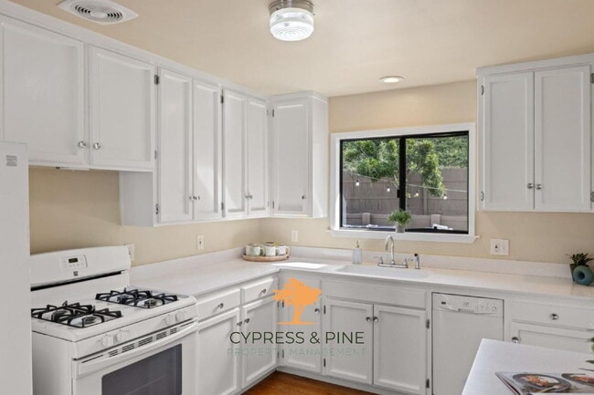 Building Photo - "Charming 3-Bedroom Coastal Retreat on Yos...