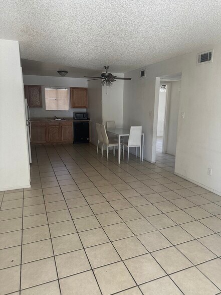 Building Photo - 465 W Ivyglen St
