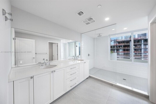 Building Photo - 555 NE 34th St