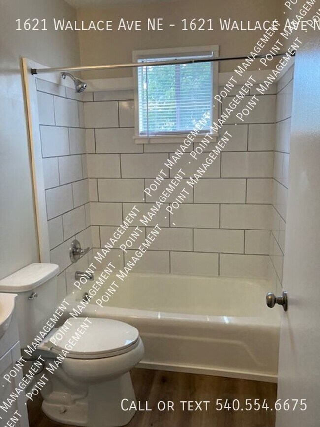 Building Photo - 2 bed 1 Bath Newly Renovated Duplex with C...