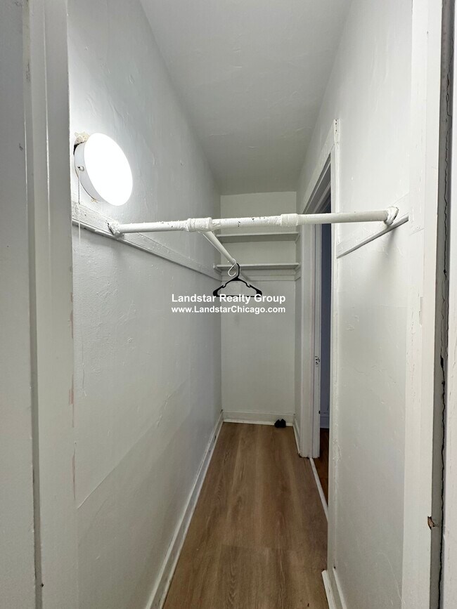 Building Photo - 6304 N Oakley Ave