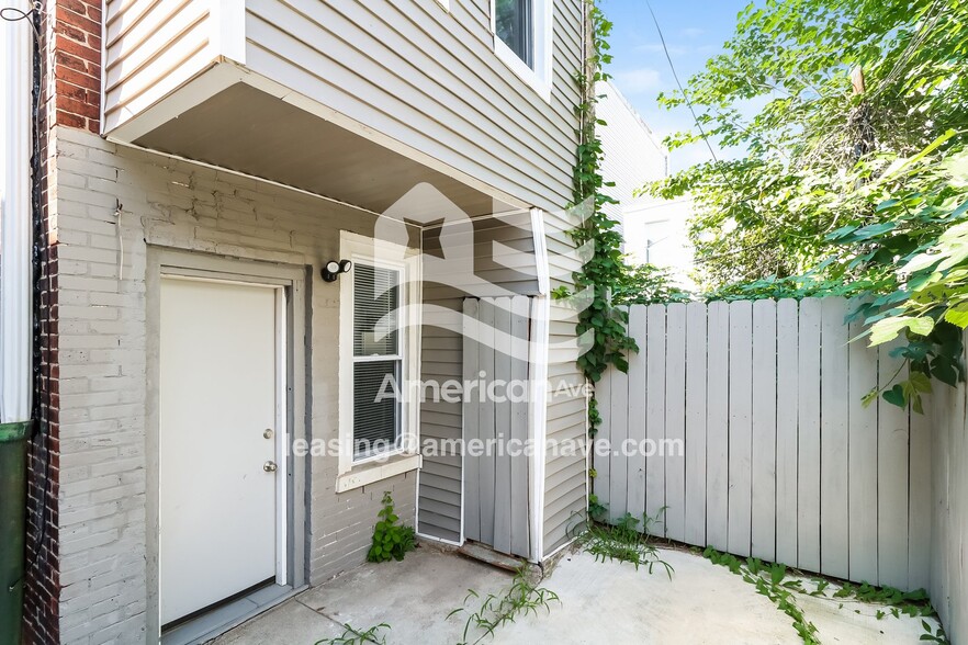 Building Photo - 1345 N Myrtlewood St