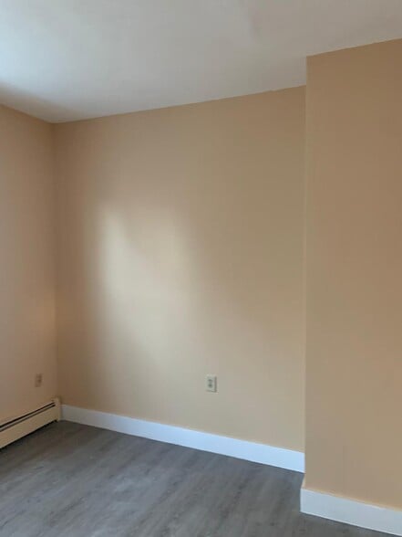 Building Photo - 70 Crescent St