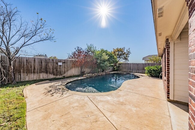 Building Photo - 3bed/2bath Cozy Chic with Backyard Oasis