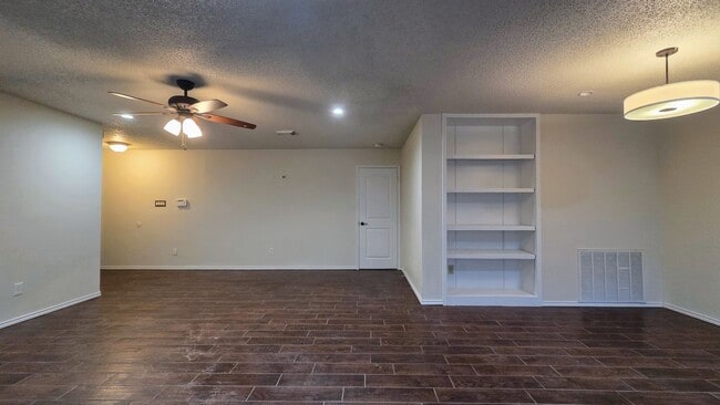 Building Photo - Woodlake Park Spacious move in Ready home over 2100 square feet.