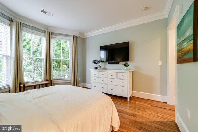 Building Photo - 910 Powhatan St