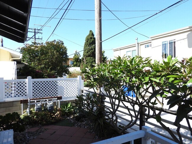 Building Photo - 3698-3700cres