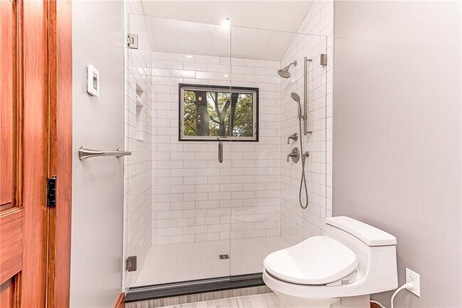 Building Photo - 14 Woodlake Dr