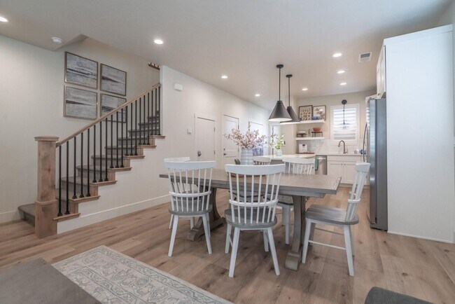 Building Photo - Flexible lease options! Spacious Townhome in Washington