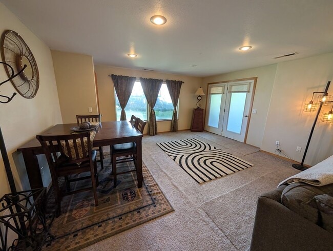 Primary Photo - Gorgeous large Clarkston Heights duplex