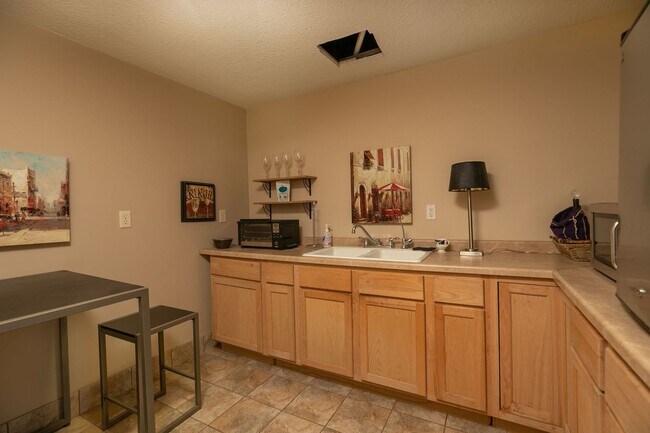 Building Photo - Unbeatable Views, Ample Amenities, 2 Bed 1...