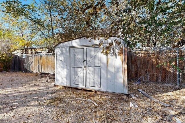 Building Photo - Historic Bungalow House 2/bd 1/ba 730/sf