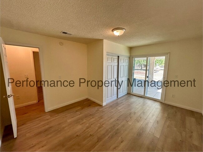 Building Photo - Beautifully Remodeled 4 Bed/2 Bath Home in...